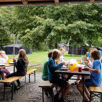 Bierzeltgarnituren als Frühstückstafel im Zeltlager
